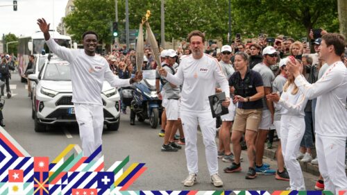 Relais de la flamme des Jeux Olympiques de Paris 2024, Caen, Calvados entre Samba Dias et Olivier Cotinat.